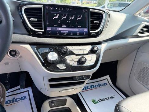 Used 2023 Chrysler Pacifica Touring-L FWD image 17