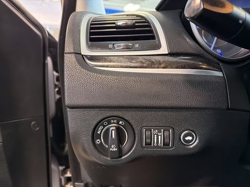 Used 2018 Chrysler 300 Limited AWD/4WD image 20