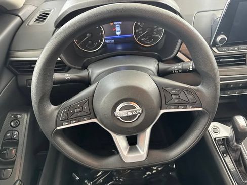 Used 2025 Nissan Altima 2.5 SV FWD image 29