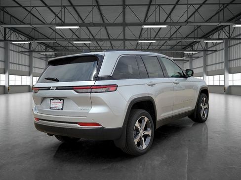 New 2026 Jeep Grand Cherokee Limited w/ MOPAR Finishing Package RWD image 4