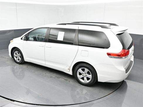 Used 2012 Toyota Sienna LE image 29