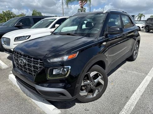 Used 2022 Hyundai Venue SEL FWD image 2