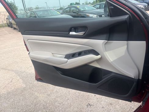 Used 2025 Nissan Altima 2.5 SV FWD image 18