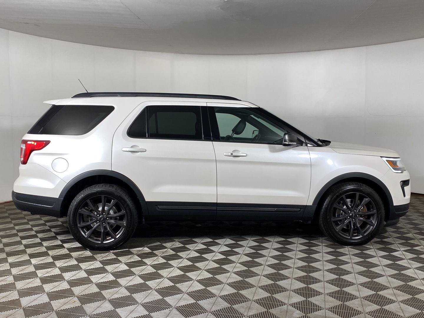Used 2018 Ford Explorer XLT w/ Equipment Group 202A AWD/4WD image 26