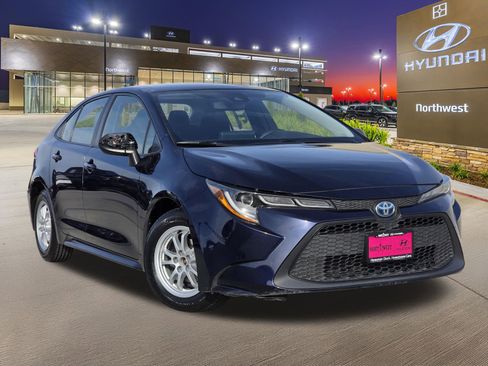Used 2022 Toyota Corolla LE image 3