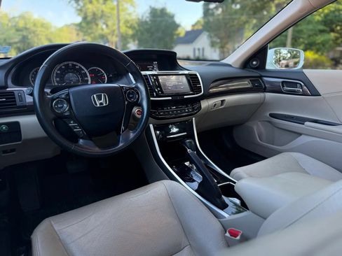 Used 2017 Honda Accord EX-L image 10