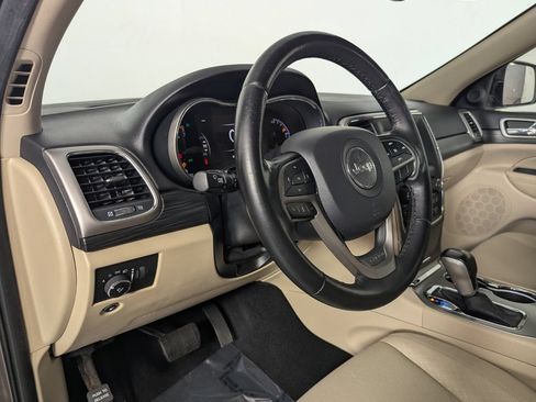 Used 2021 Jeep Grand Cherokee Laredo RWD image 12