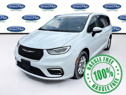 Used 2023 Chrysler Pacifica Touring-L FWD image 3
