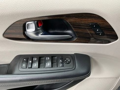 Used 2023 Chrysler Pacifica Limited FWD image 21