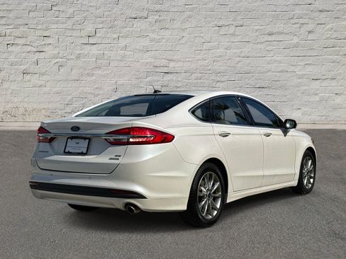 Used 2017 Ford Fusion SE w/ Fusion SE Technology Package FWD image 5