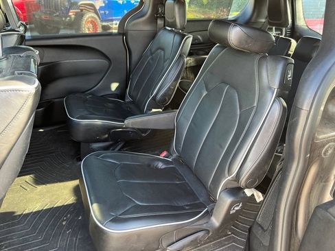 Used 2018 Chrysler Pacifica Limited FWD image 10