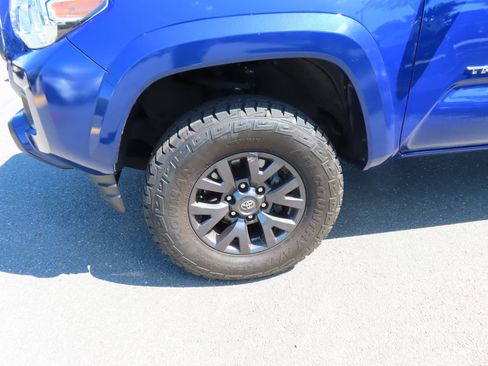 Used 2022 Toyota Tacoma SR5 AWD/4WD image 11