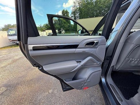 Used 2014 Porsche Cayenne Diesel Platinum Edition image 18