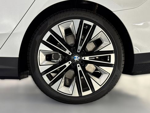 Used 2026 BMW i5 eDrive40 w/ Premium Package image 11