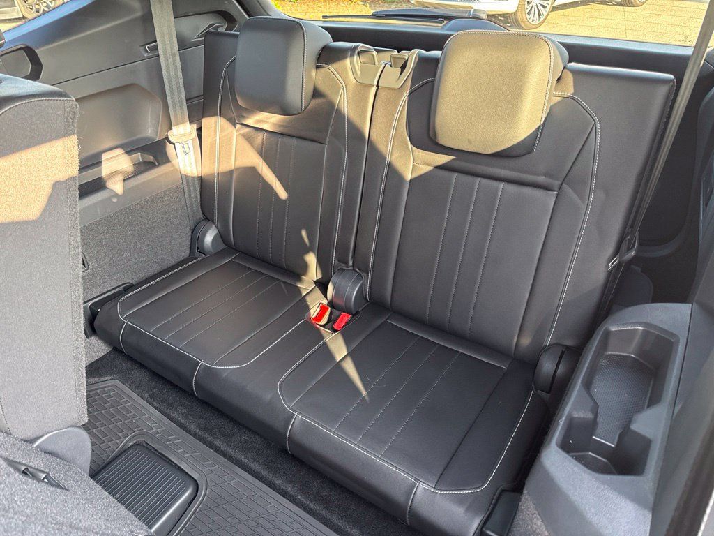 Certified 2023 Volkswagen Tiguan SE R-Line FWD image 27