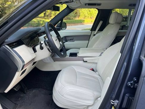 Used 2025 Land Rover Range Rover SE AWD/4WD image 5