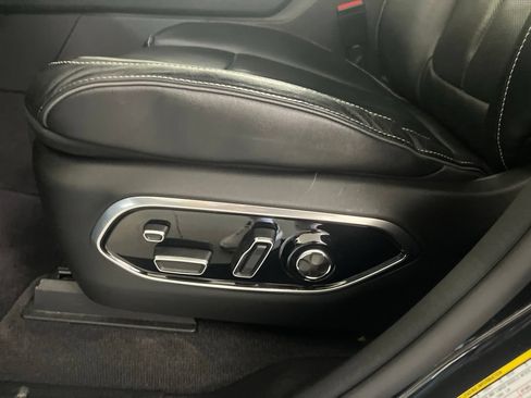 Used 2022 Jeep Grand Cherokee Overland w/ Luxury Tech Group IV AWD/4WD image 56