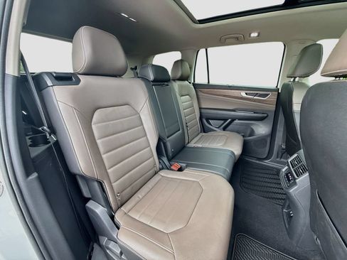 Used 2025 Volkswagen Atlas SEL AWD/4WD image 32