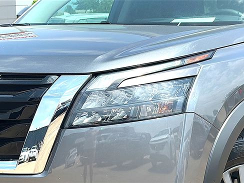 Used 2025 Nissan Pathfinder SV FWD image 4