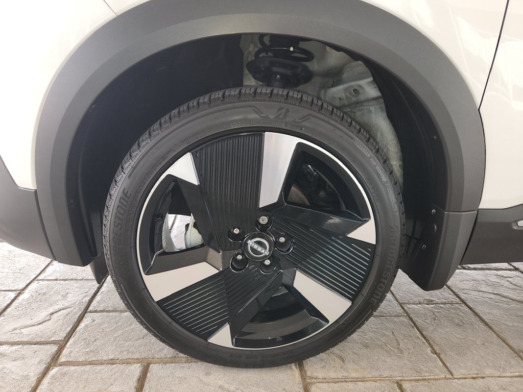 Certified 2025 Nissan Kicks SR FWD image 30