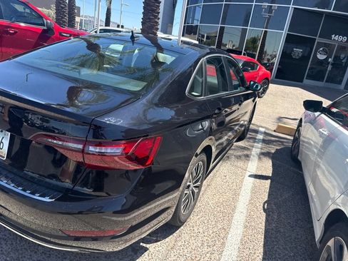 Used 2021 Volkswagen Jetta SE w/ SE Cold Weather Package FWD image 9