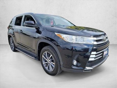Used 2019 Toyota Highlander XLE image 3