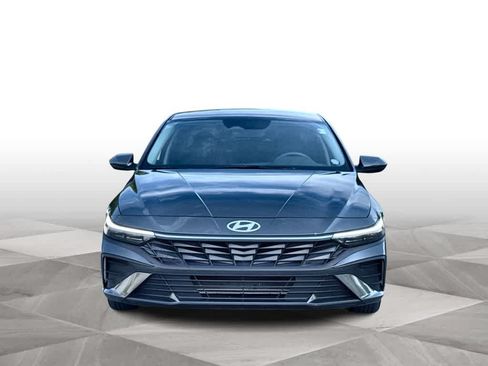 Used 2025 Hyundai Elantra SE FWD image 3