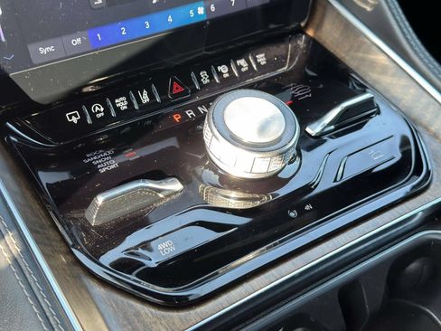Used 2023 Jeep Grand Wagoneer L Series II AWD/4WD image 13