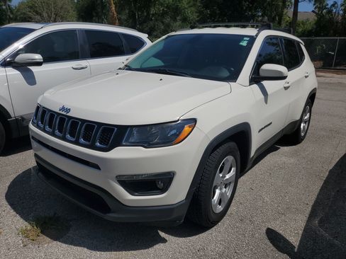 Used 2021 Jeep Compass Latitude FWD image 3