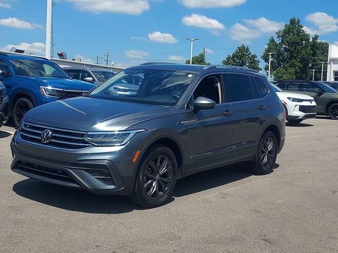 Used 2023 Volkswagen Tiguan SE w/ Panoramic Sunroof Package FWD image 3