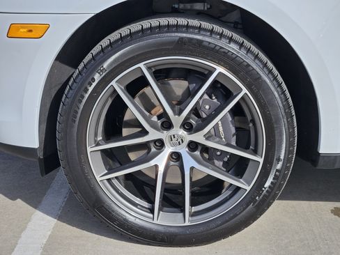 Certified 2025 Porsche Macan image 14