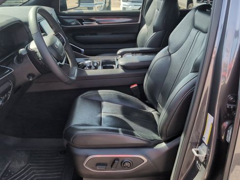 Used 2023 Jeep Wagoneer 4WD image 10