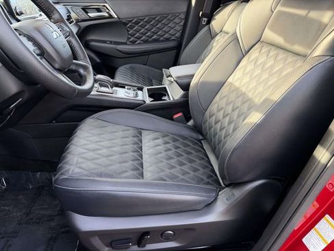 Used 2025 Mitsubishi Outlander SEL image 15