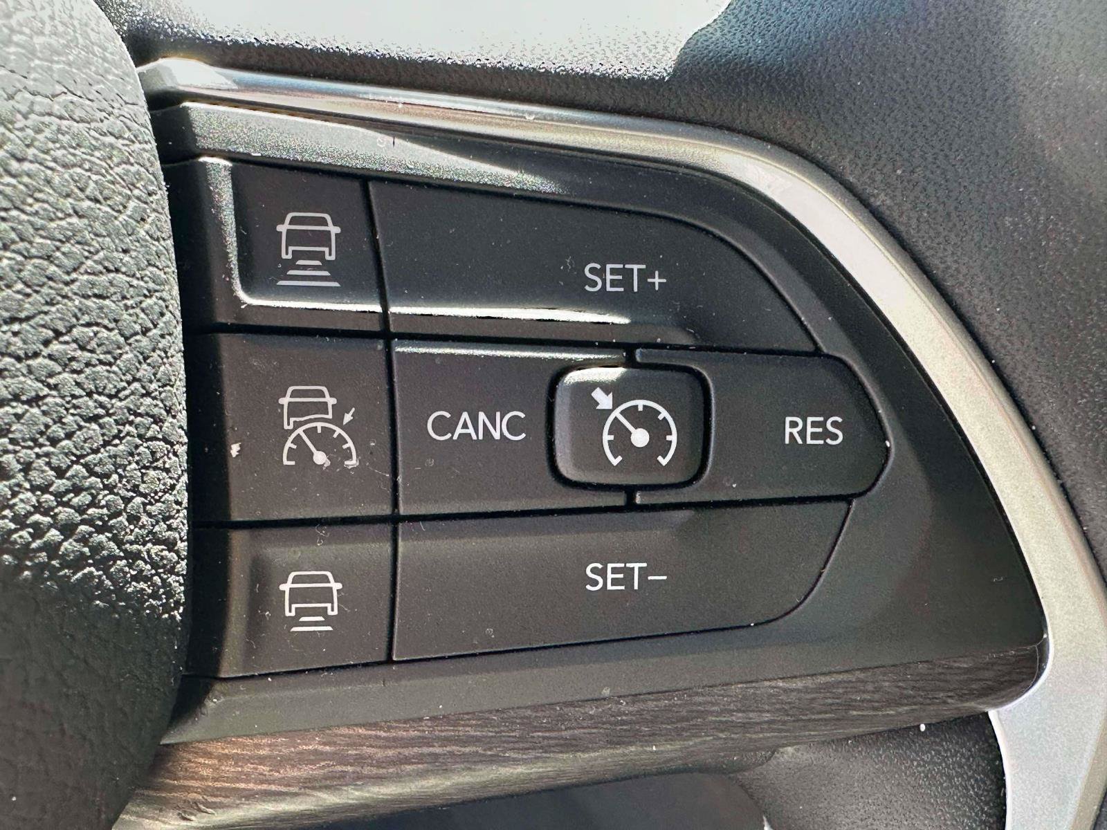 Used 2025 Jeep Grand Cherokee Limited w/ Luxury Tech Group II AWD/4WD image 22