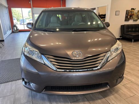 Used 2014 Toyota Sienna XLE w/ XLE Premium Package FWD image 5