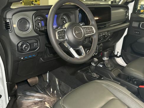 Used 2024 Jeep Wrangler High Altitude AWD/4WD image 19