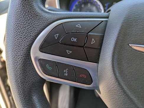 Used 2017 Chrysler Pacifica Touring FWD image 11