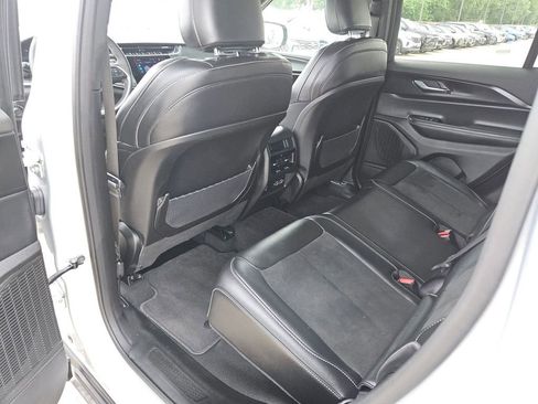 Used 2025 Jeep Grand Cherokee Altitude AWD/4WD image 26