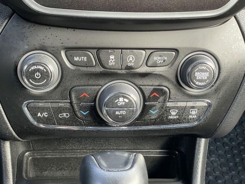 Used 2021 Jeep Cherokee Trailhawk AWD/4WD image 26