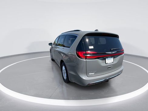 Used 2022 Chrysler Pacifica Touring-L FWD image 6