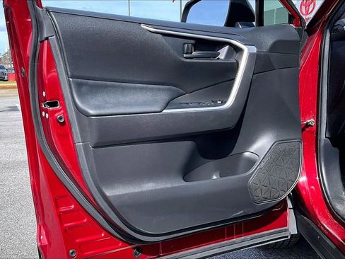 Used 2021 Toyota RAV4 LE image 17