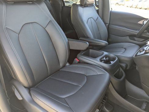 New 2026 Chrysler Voyager LX image 7