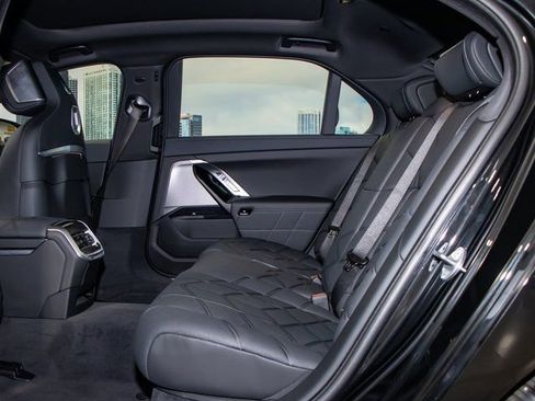 Used 2025 BMW i7 xDrive60 image 23