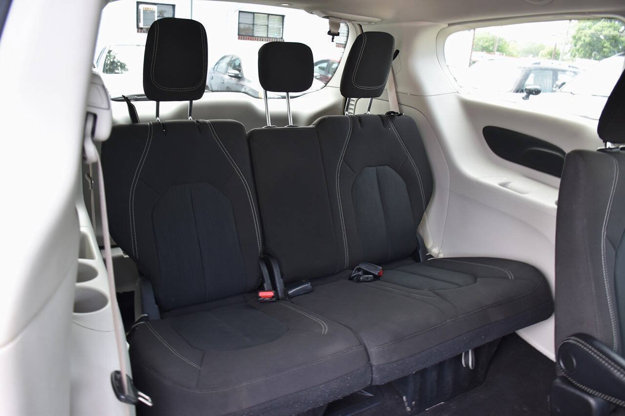 Used 2022 Chrysler Voyager LX FWD image 10