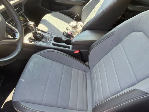 Used 2025 Volkswagen Jetta SE FWD image 3