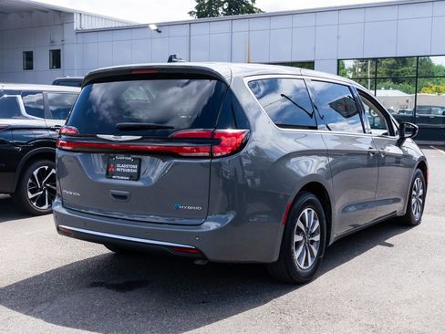 Used 2023 Chrysler Pacifica Touring-L FWD image 6