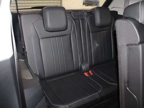 Used 2024 Volkswagen Tiguan SE image 35