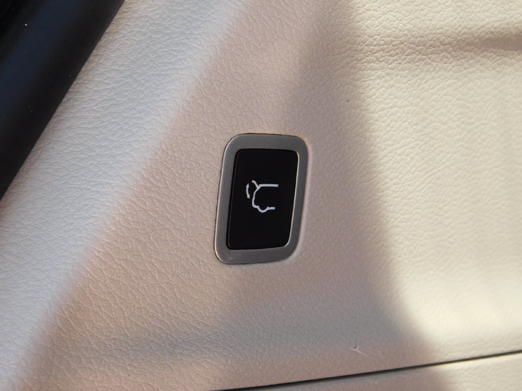 Used 2024 Chrysler Voyager LX FWD image 11