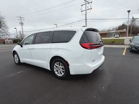 Used 2024 Chrysler Pacifica Touring-L FWD image 6