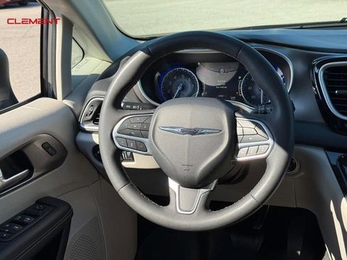 Used 2023 Chrysler Pacifica Touring-L FWD image 16